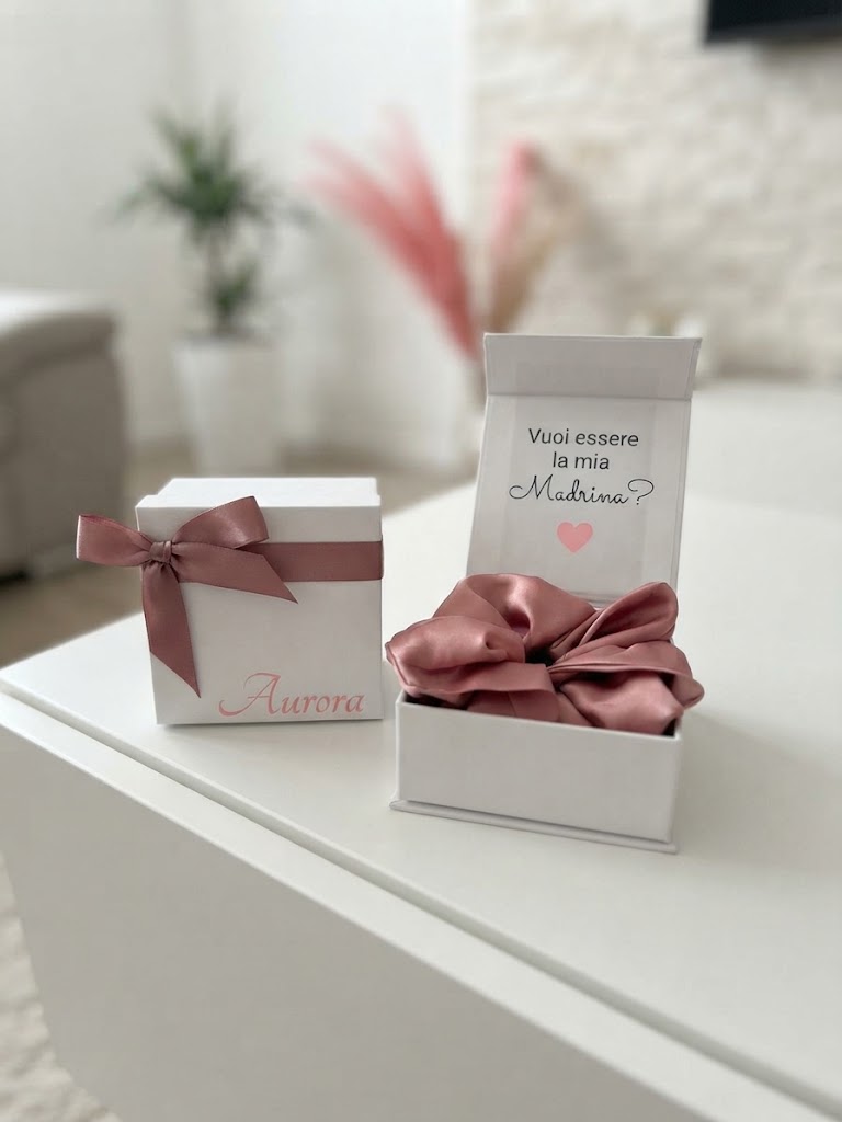 Mini box regalo con scrunchie personalizzata – dettaglio 2